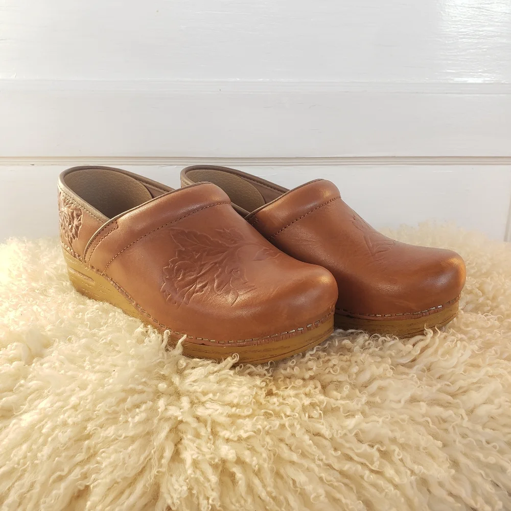 🌟SEE NEW LISTING🌟HP!🌾Limited Edition☆Dansko Honey Clogs☆Floral Embossed☆EU39- - Picture 5 of 16